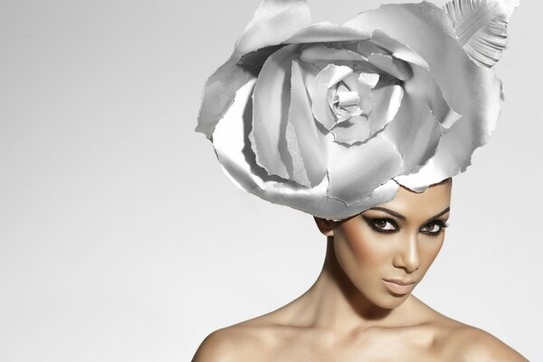 Güzel bir şapkalı bir modelin kadın portresi