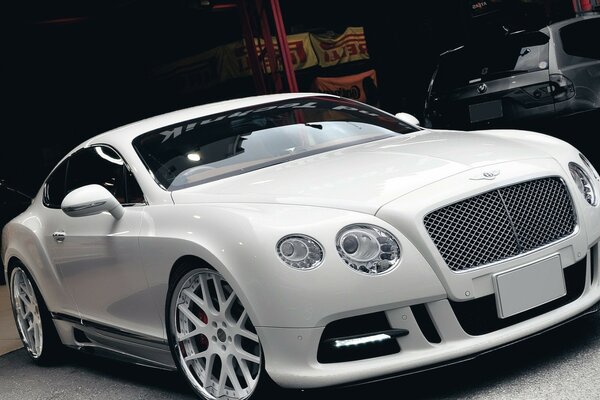 Spor beyaz coupe makinesi
