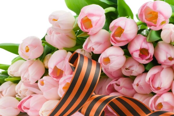 St. George s kurdele ile pembe lale buketi