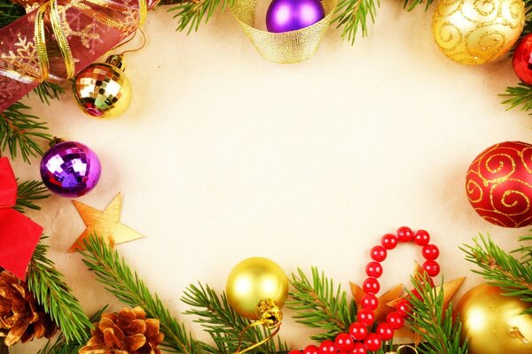 Noel ağacında farklı Yılbaşı süsleri