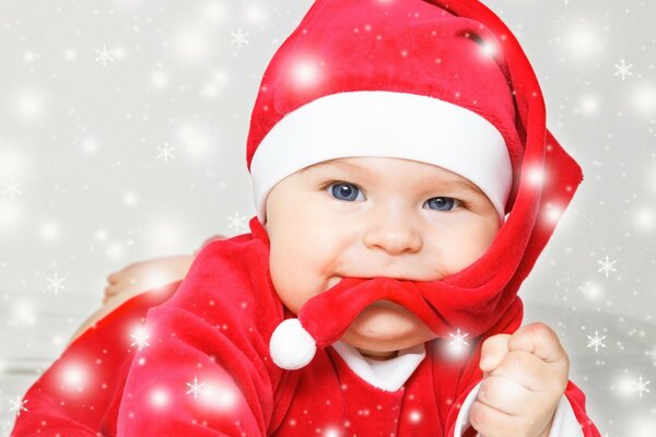 Yılbaşı şapkasındaki küçük sevimli bebek