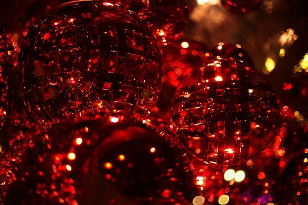 Şenlikli parlayan Noel çelenkleri