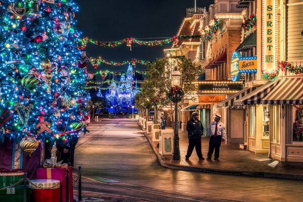 Işıklarla süslenmiş Noel akşamı caddesi