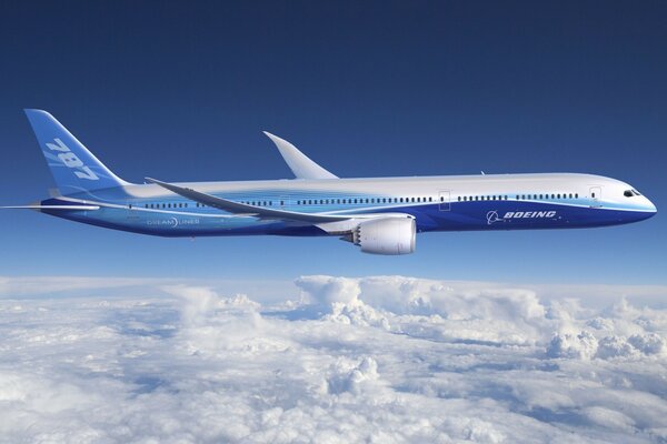 Gökyüzünde Boeing uçağı uçuyor