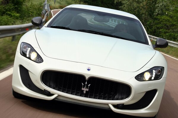 Maserati nin beyaz spor arabası kız arkadaşlarına yarışıyor