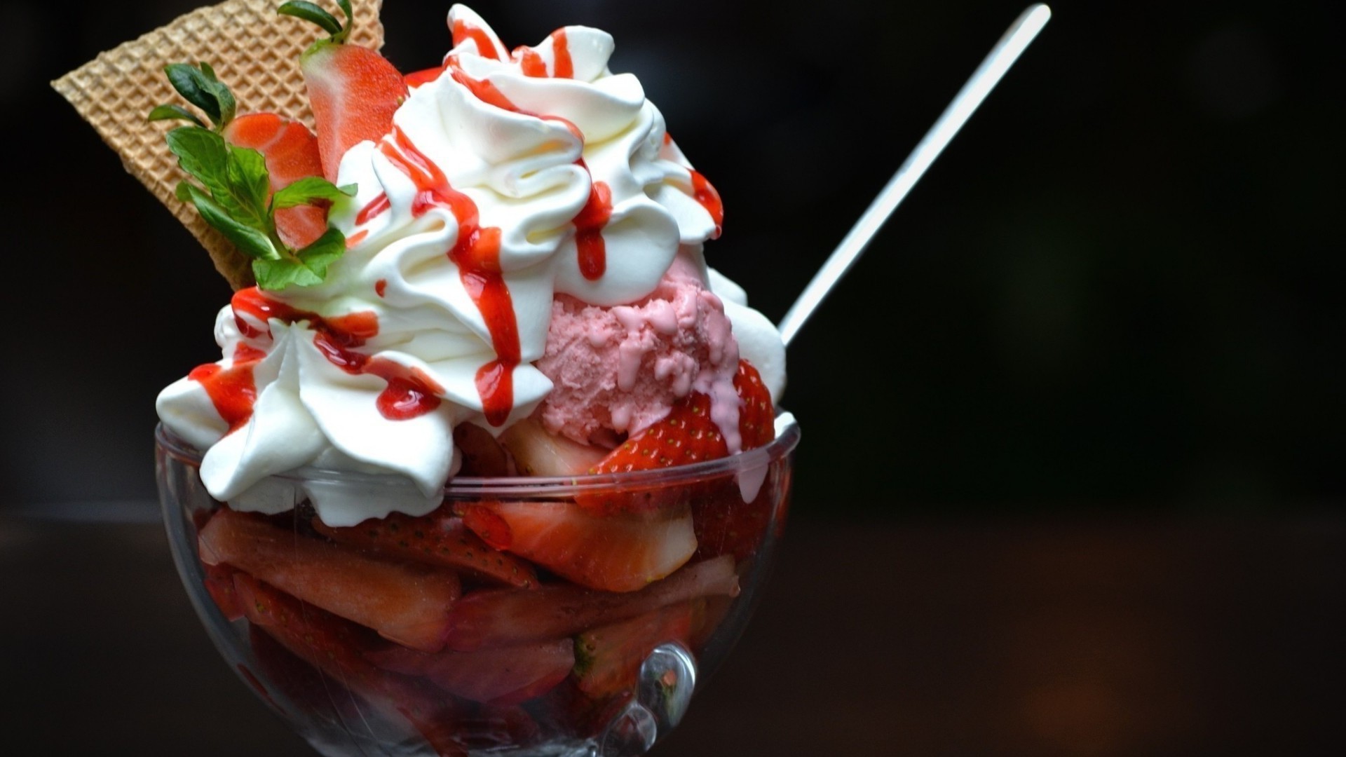 krem tatlı çikolata vanilya lezzetli meyve yemek çilek buz kremsi ferahlatıcı şeker süt ürünleri çilek krem şanti kepçe soğuk dondurulmuş nane