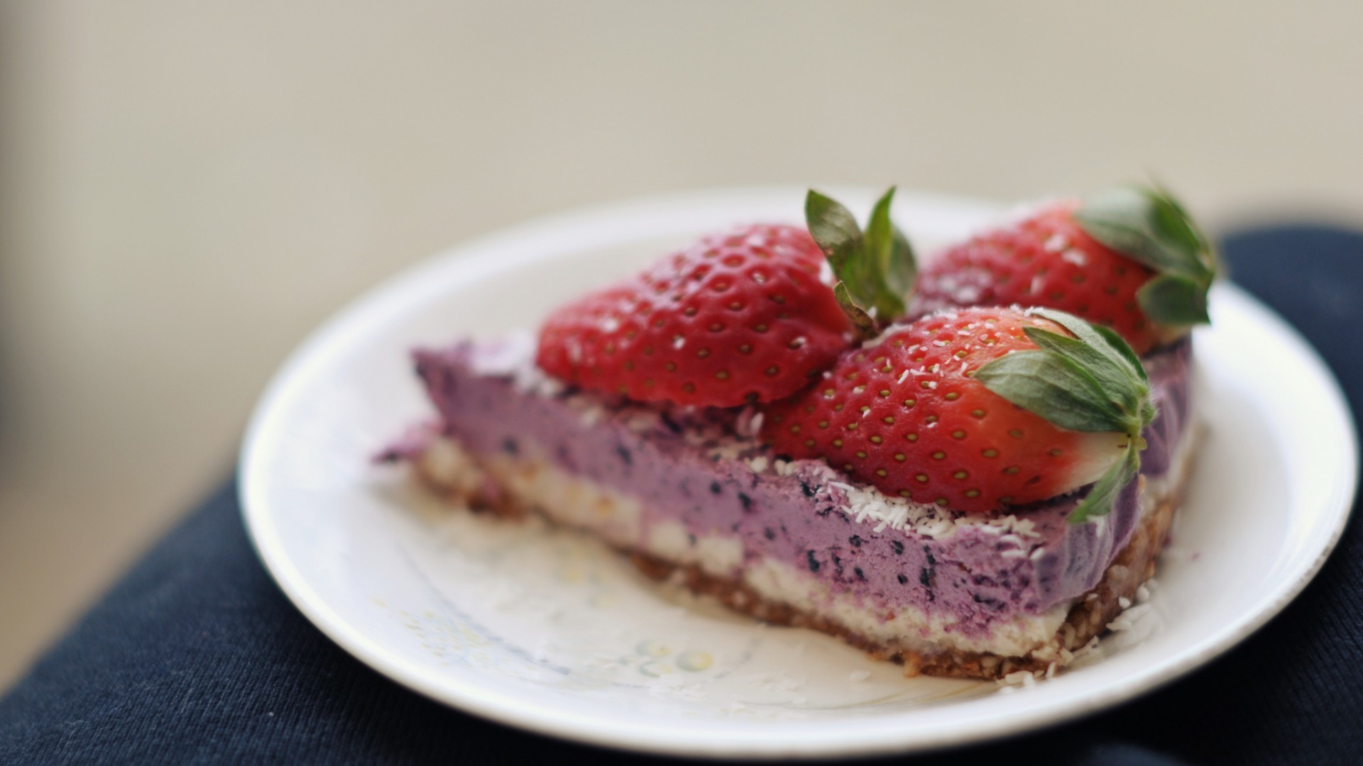 yemek lezzetli kahvaltı çilek tatlı meyve çikolata çilek krem plakalar pasta ferahlatıcı