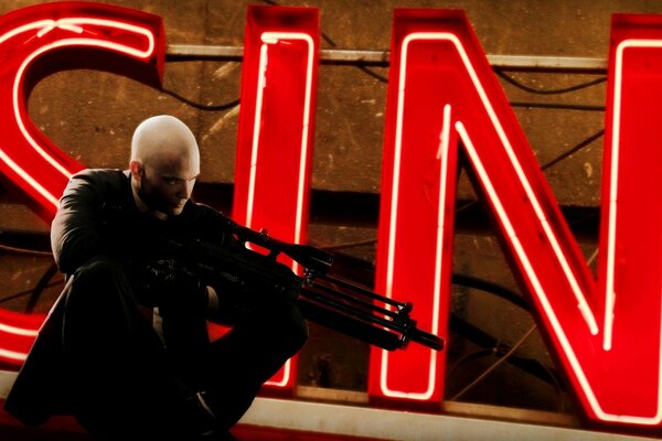Hitman, yazıtın arka planında hedefi arıyor