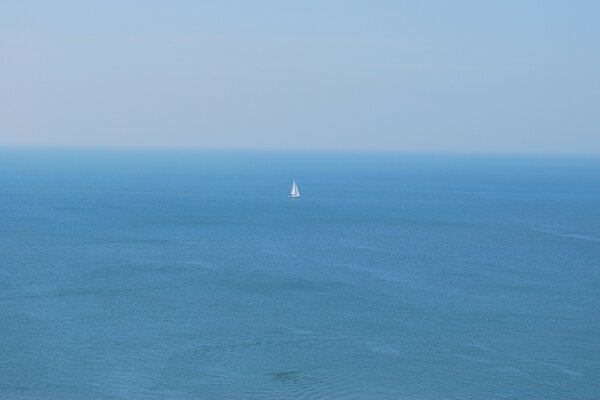 Açık denizde bir gemi. Mavi arka plan