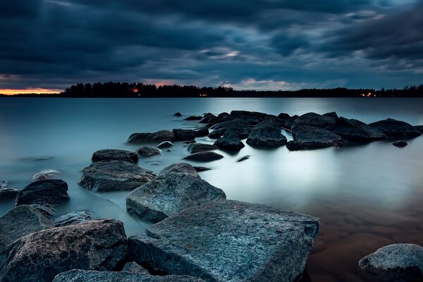 Gölün üzerinde garip bir gün batımı