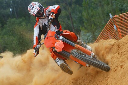 Offroad da motokros. Kum tepecikleri