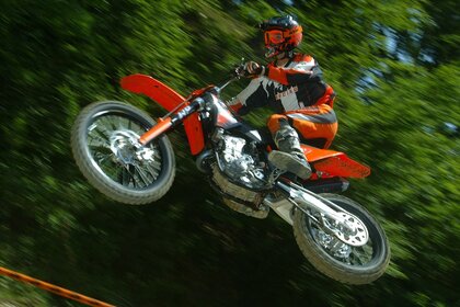 Dişli bir motosiklete aşırı atlama