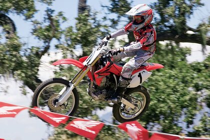 Yarışçı, bayrakların üstündeki bisikletle yola çıkıyor