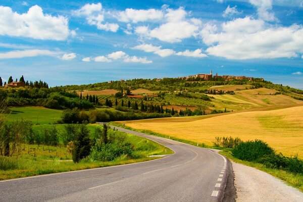 Altın tepeler arasında kırsal alanda yol