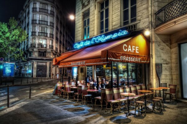 Müşterilerle gece saatlerinde restoran